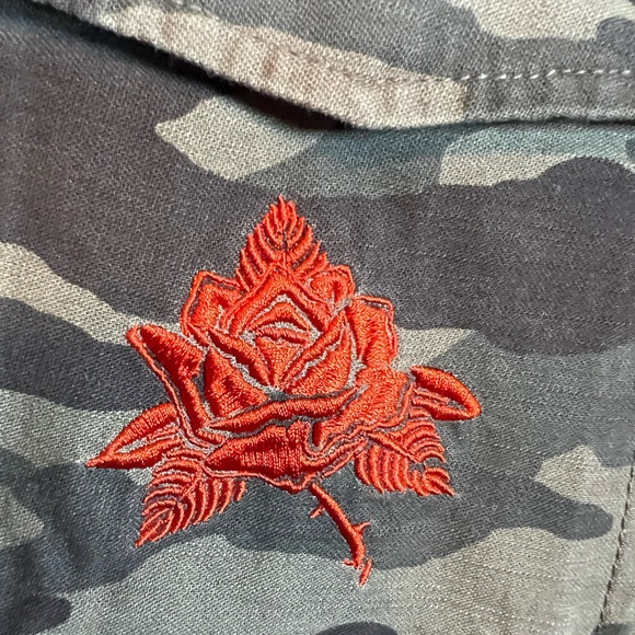 H&M DIVIDED Olive Green Camo Jacket with Red Embroidered Accents. Size L - Picture 4 of 6